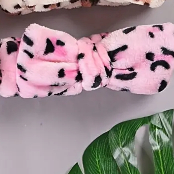 Soft & Fluffy Leopard Headband With Bow - Pink & Black - Picture 6 of 7